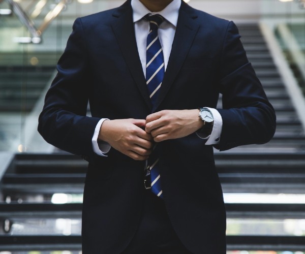 How to Make Your Mortgage/Loan Officer Website Stand Out in a Crowded Market